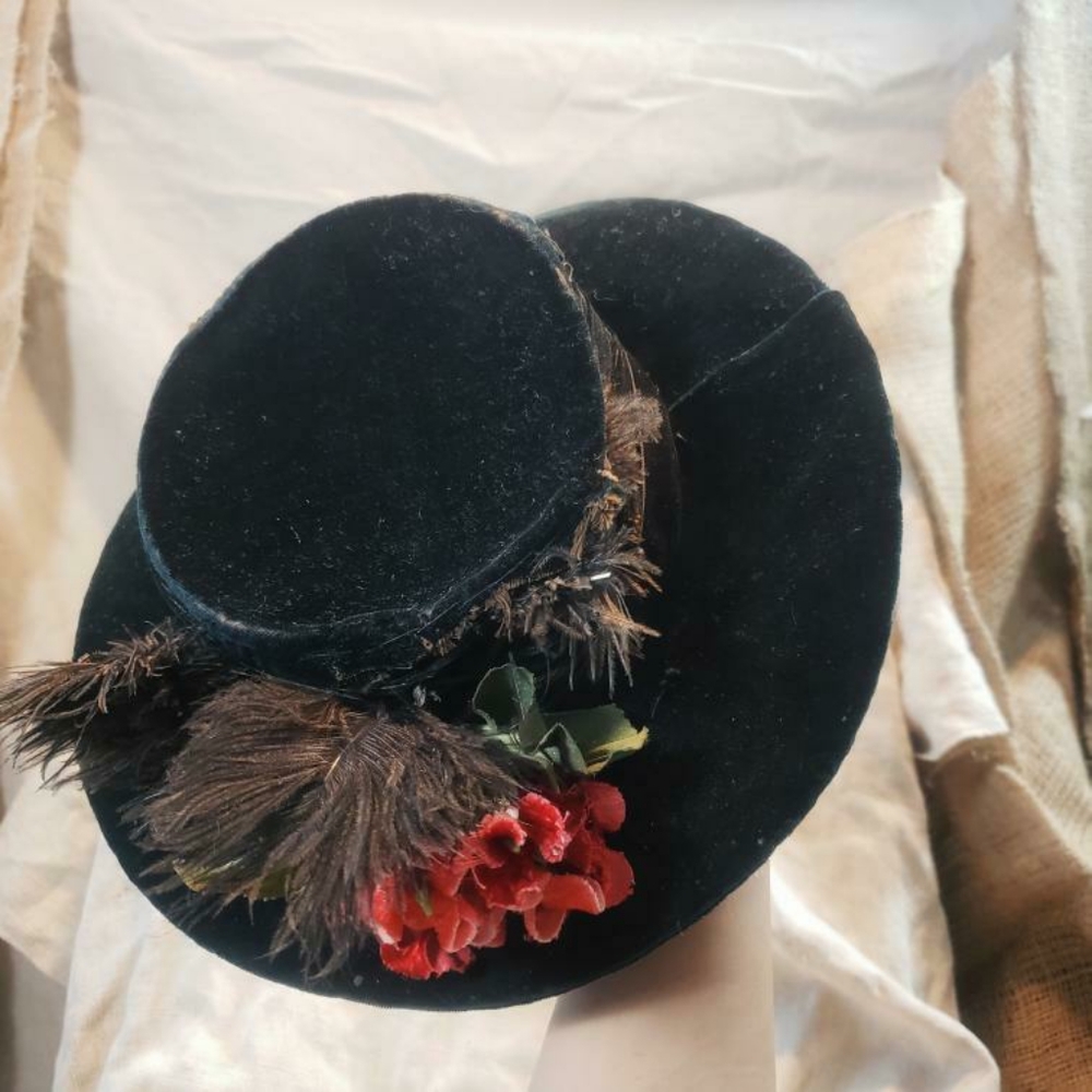 Antique Victorian 1890s hat with ostrich feathers. - Picture 3 of 7